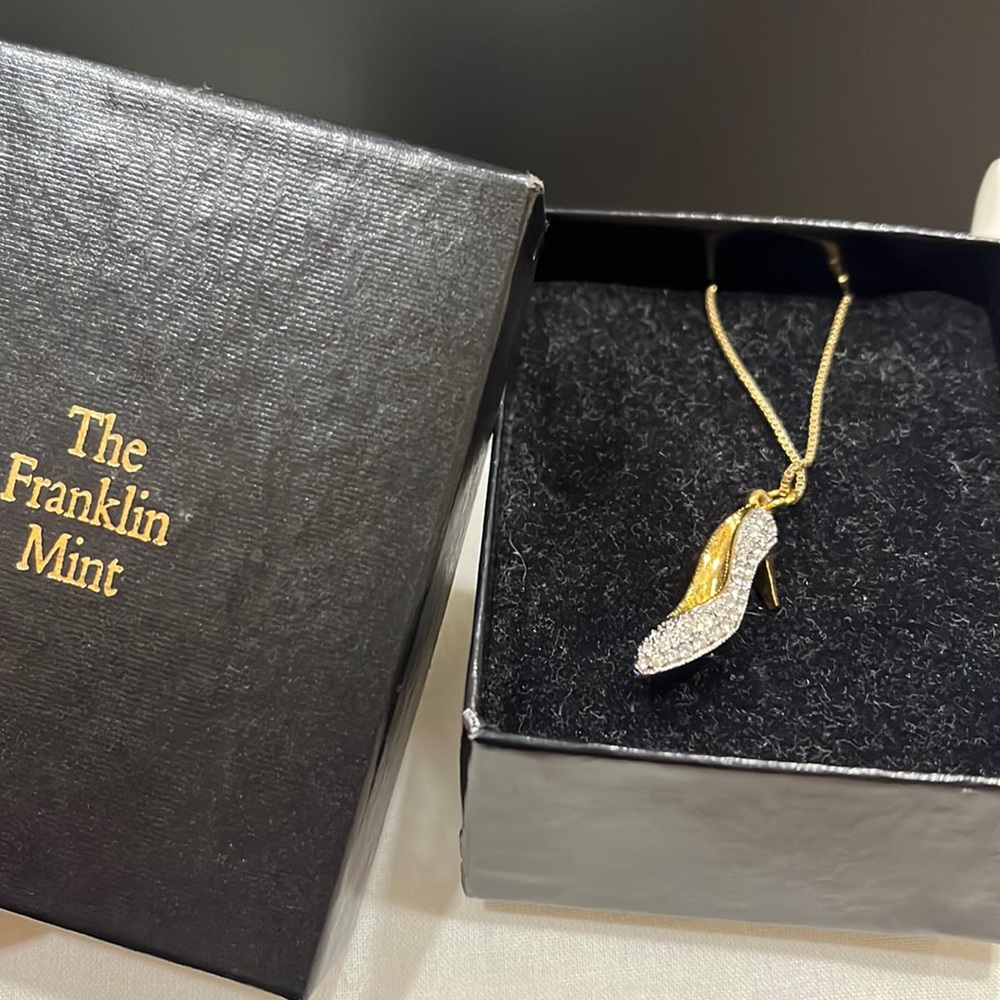 {The Franklin Mint} RARE Cinderella’s Enchanted Slipper necklace